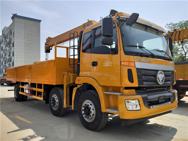 福田歐曼小三軸8噸隨車(chē)吊